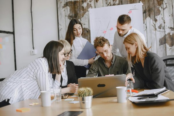 Quelles sont les meilleures pratiques pour la gestion des risques environnementaux dans une entreprise de fabrication de produits chimiques ?