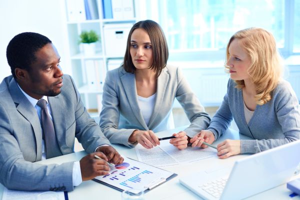 Comment une entreprise peut-elle structurer un plan d'intéressement pour ses employés?