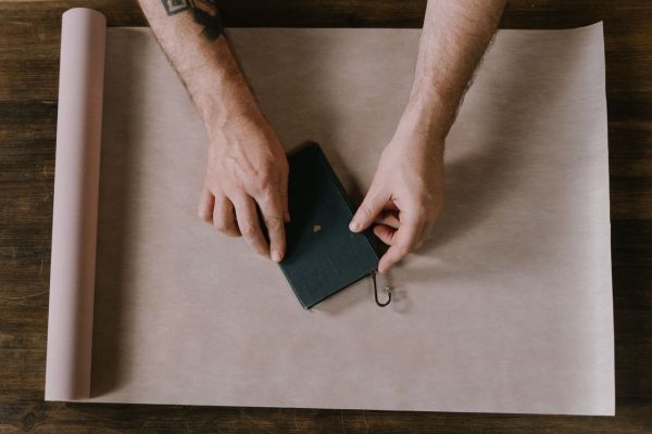 Découvrez les pochettes kraft vert papaye pour un cadeau coloré